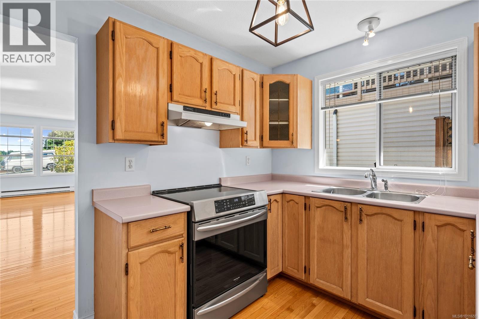 Photo 9 of 5420 Westdale Rd, Nanaimo BC