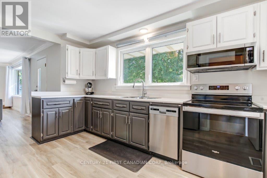 Single Family House Bungalow for Sale in  LORNE STREET Central Elgin (Belmont) 
