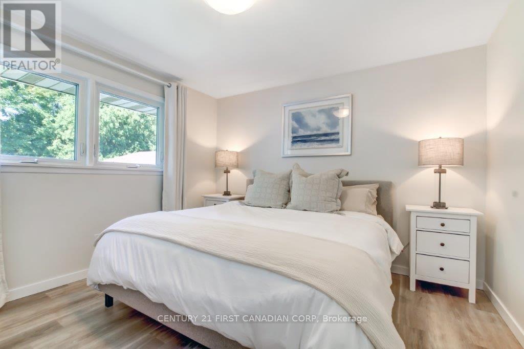 Single Family House Bungalow for Sale in  LORNE STREET Central Elgin (Belmont) 