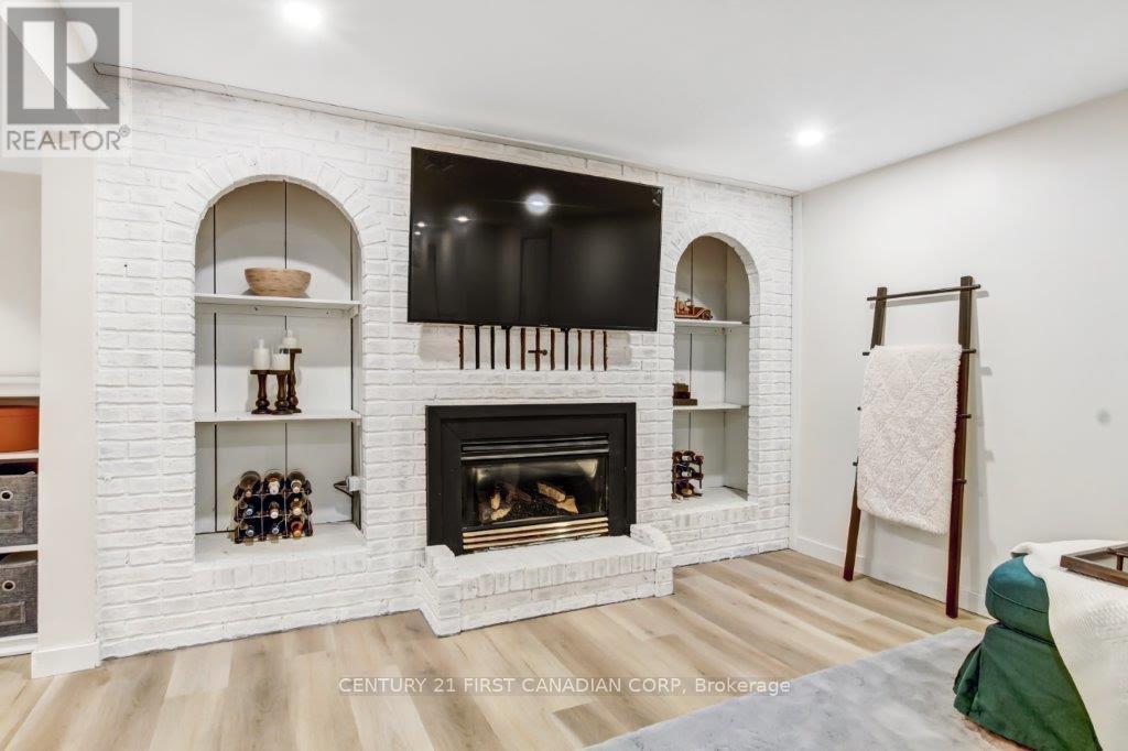Single Family House Bungalow for Sale in  LORNE STREET Central Elgin (Belmont) 