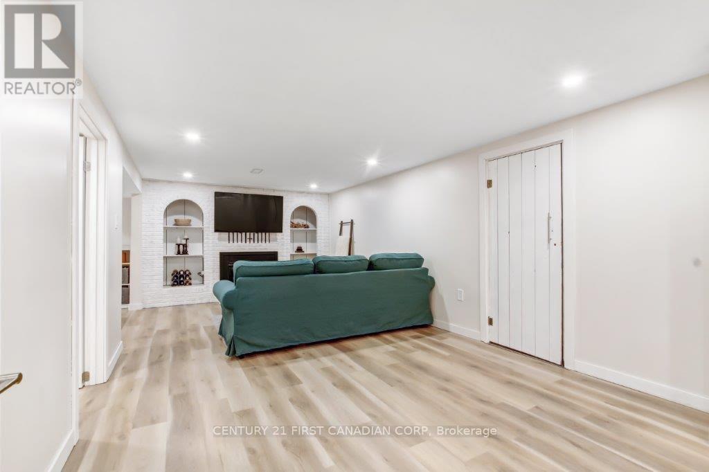 Single Family House Bungalow for Sale in  LORNE STREET Central Elgin (Belmont) 