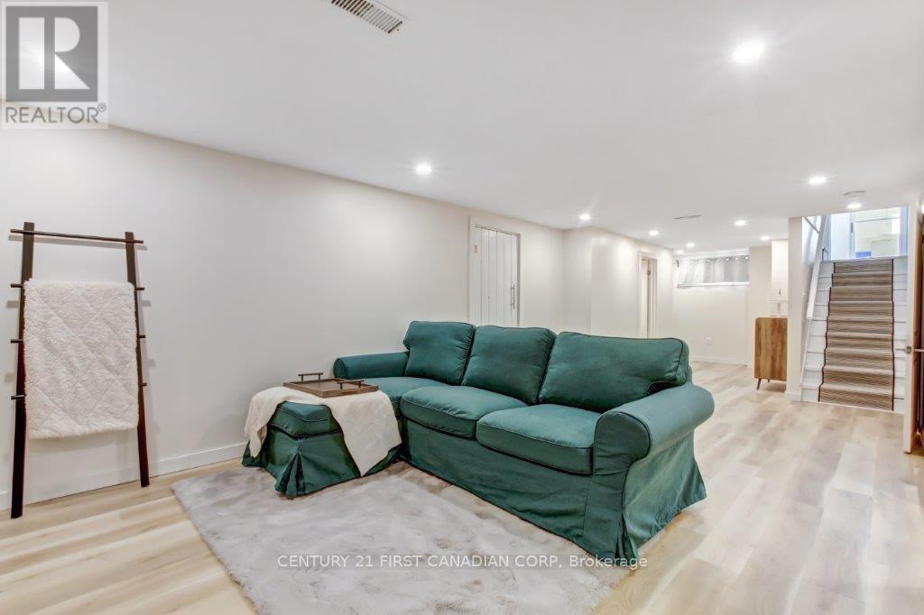 Single Family House Bungalow for Sale in  LORNE STREET Central Elgin (Belmont) 