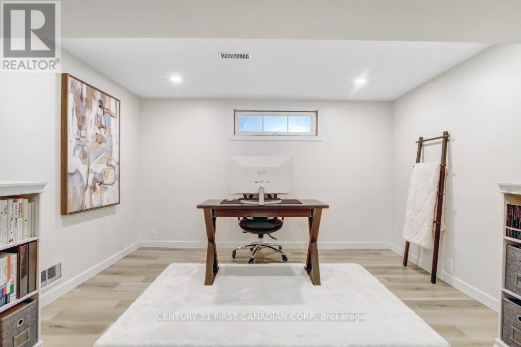 Single Family House Bungalow for Sale in  LORNE STREET Central Elgin (Belmont) 