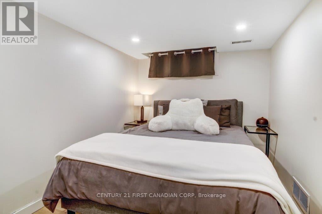 Single Family House Bungalow for Sale in  LORNE STREET Central Elgin (Belmont) 