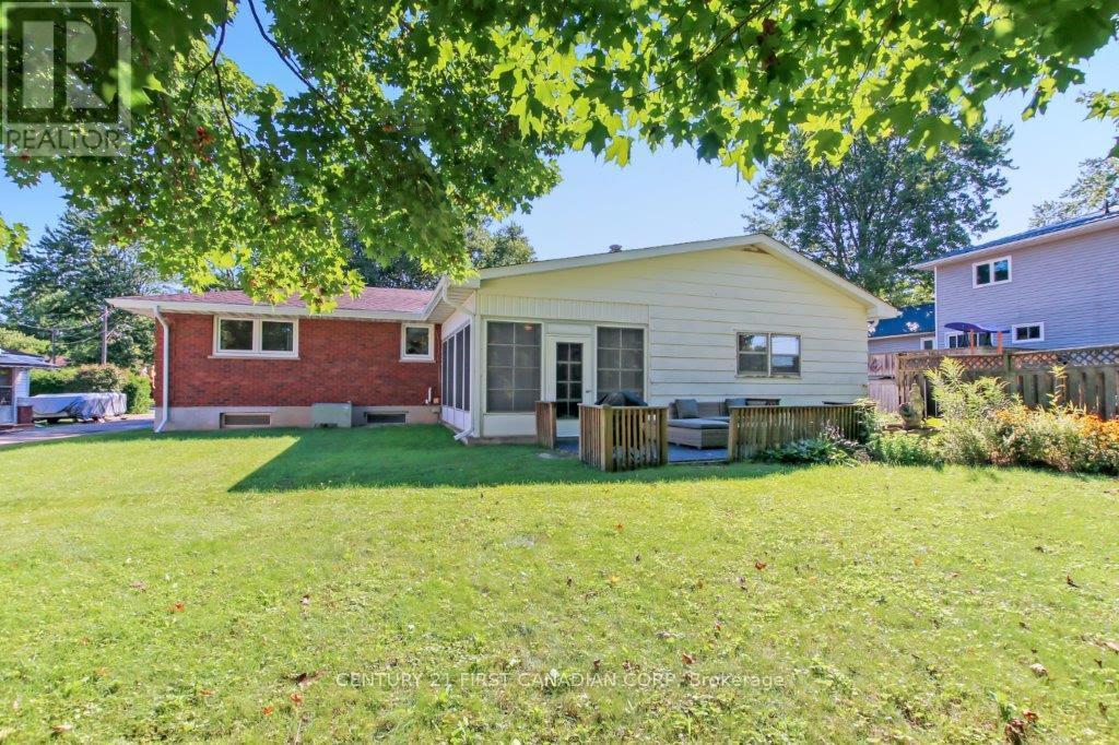 Single Family House Bungalow for Sale in  LORNE STREET Central Elgin (Belmont) 