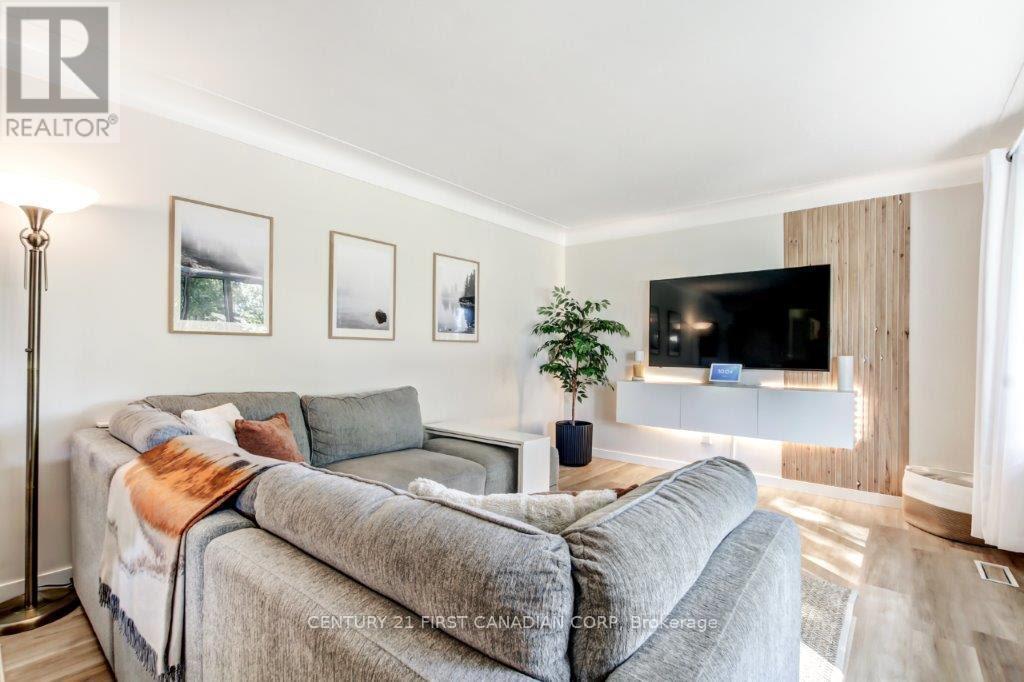 Single Family House Bungalow for Sale in  LORNE STREET Central Elgin (Belmont) 