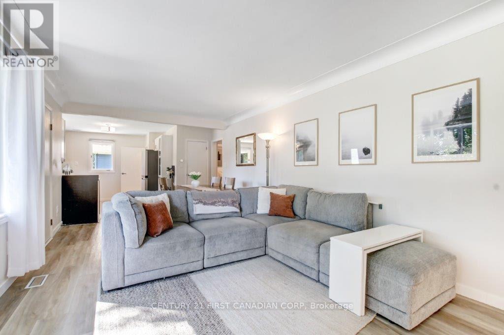 Single Family House Bungalow for Sale in  LORNE STREET Central Elgin (Belmont) 