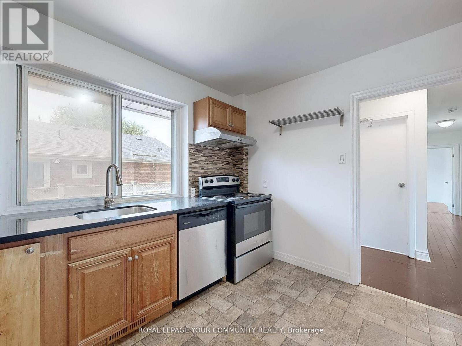 Photo 18 of Main 17 Dobbin Road, Toronto ON