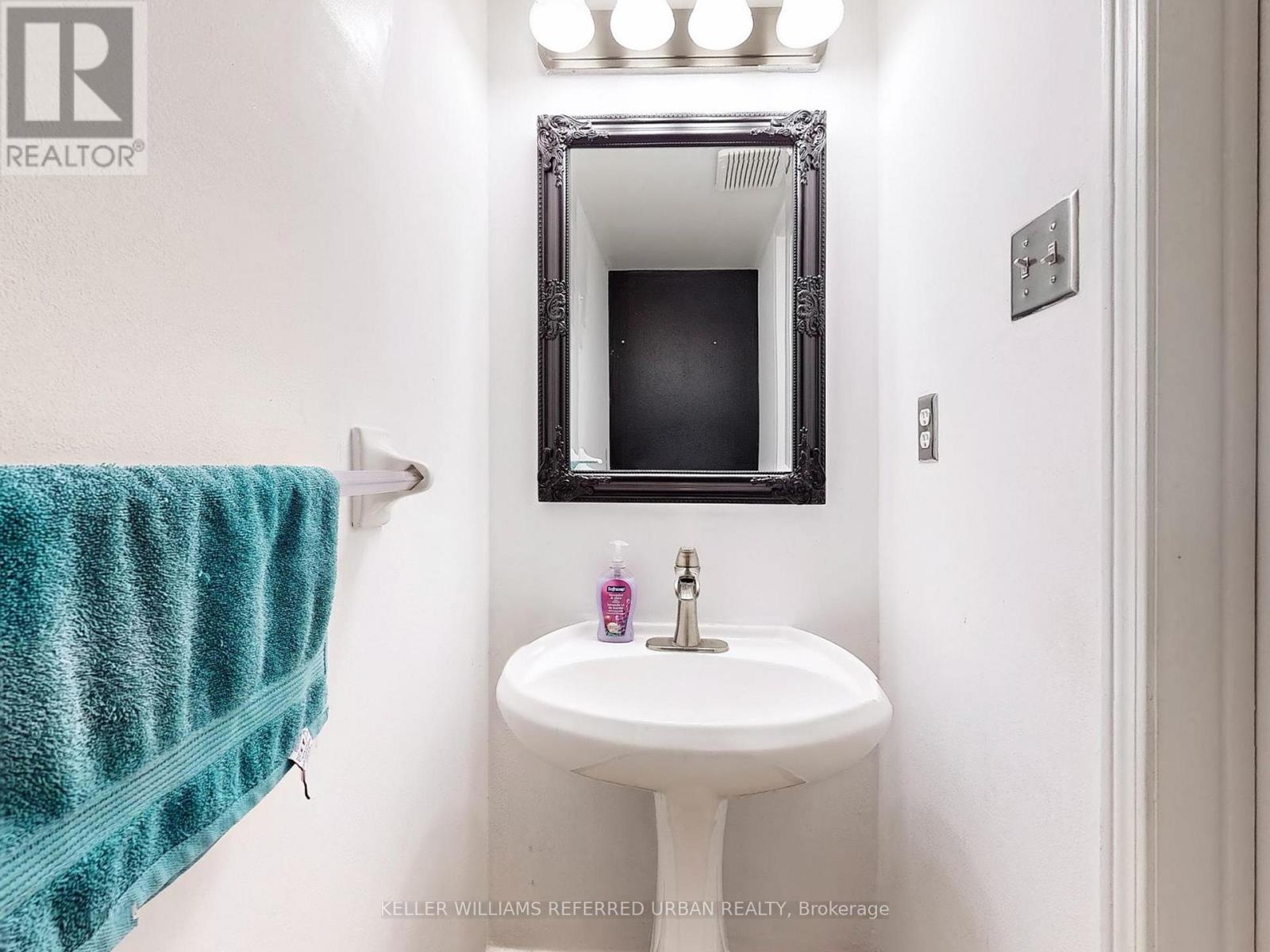 Photo 15 of 32 1050 Bristol Road, Mississauga ON