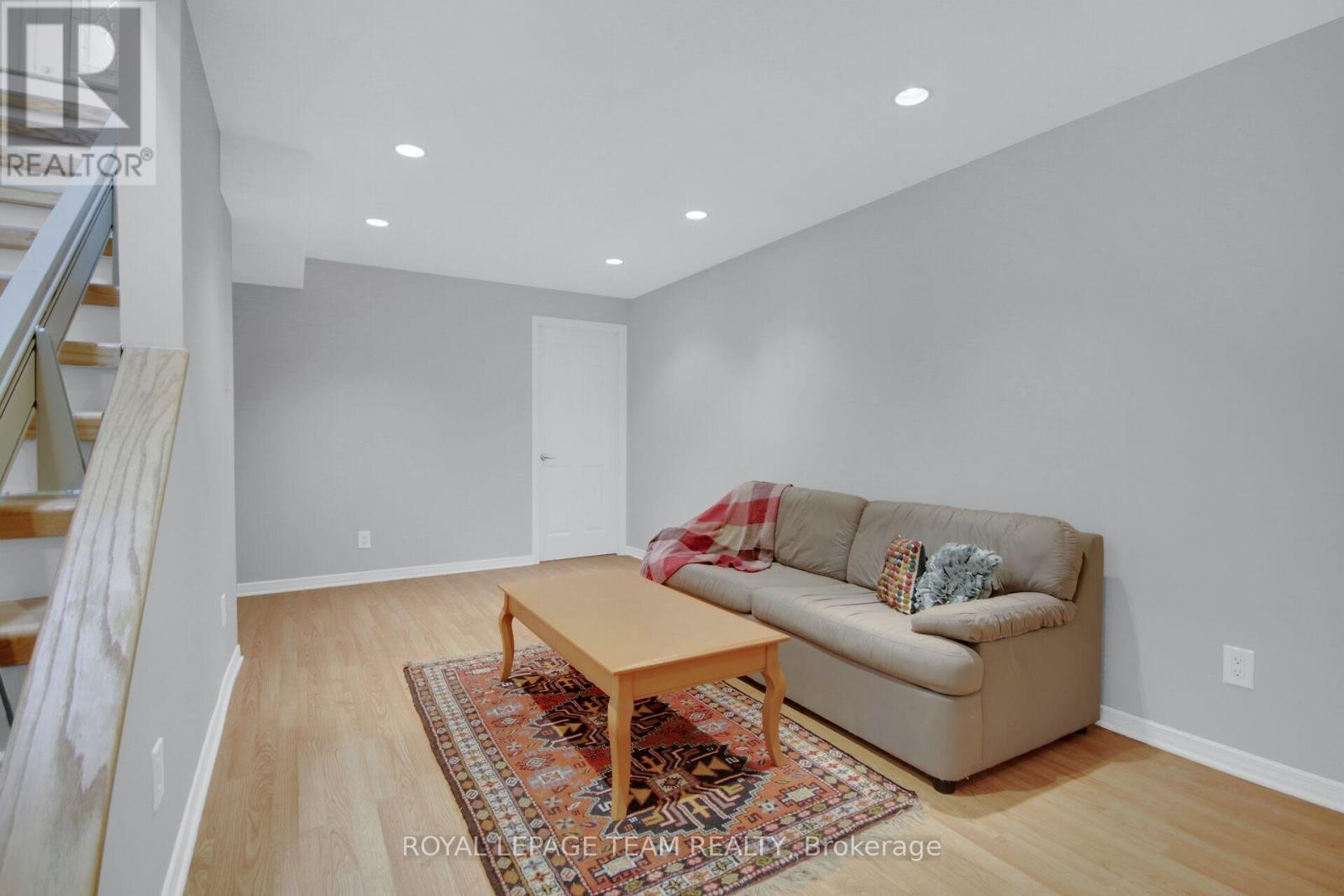 Photo 20 of 9 Weaver Crescent, Ottawa ON
