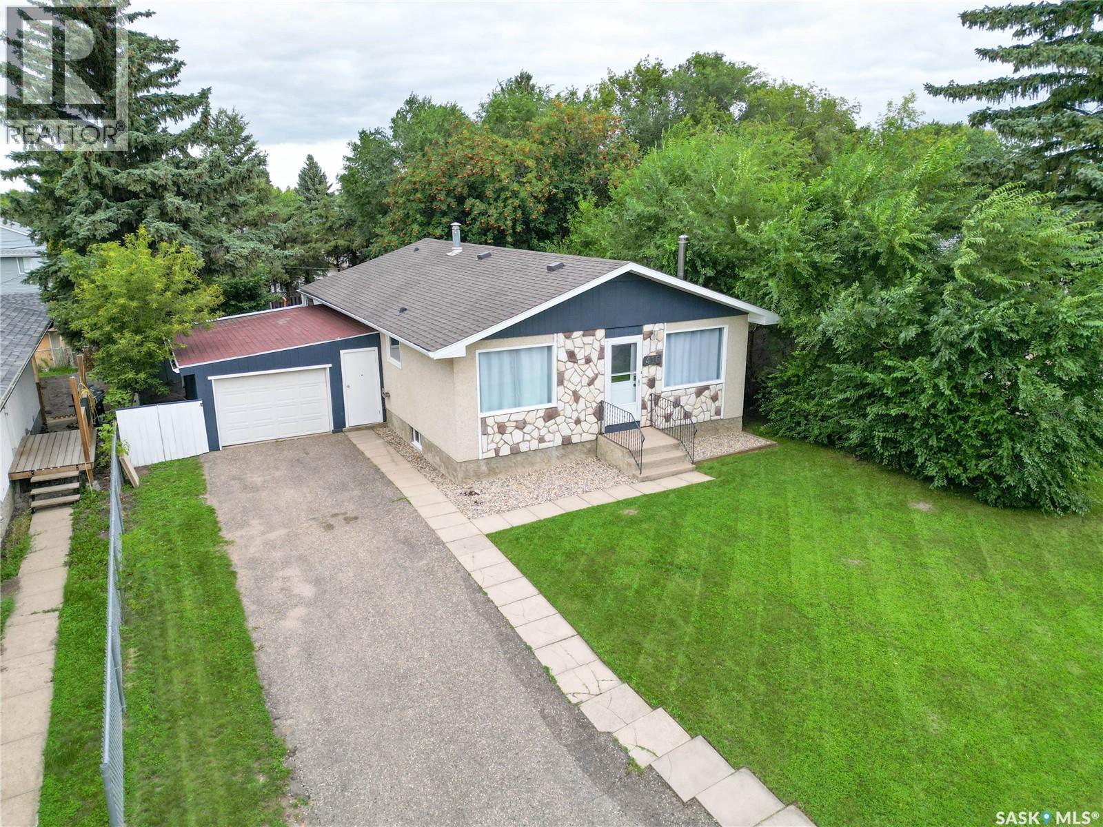 Photo 21 of 416 30th Street E, Prince Albert SK
