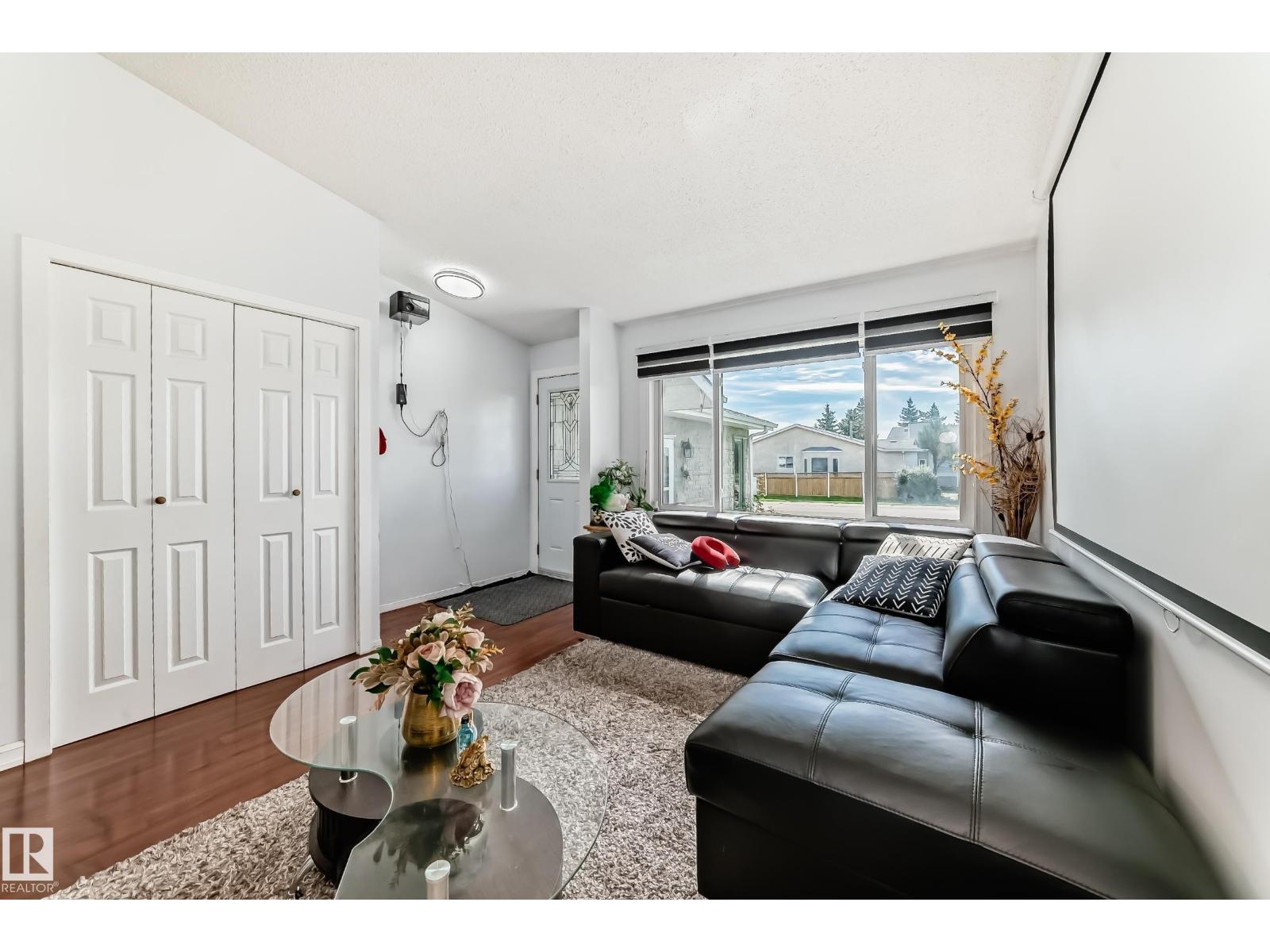 Photo 9 of 7612 189 St Nw, Edmonton AB