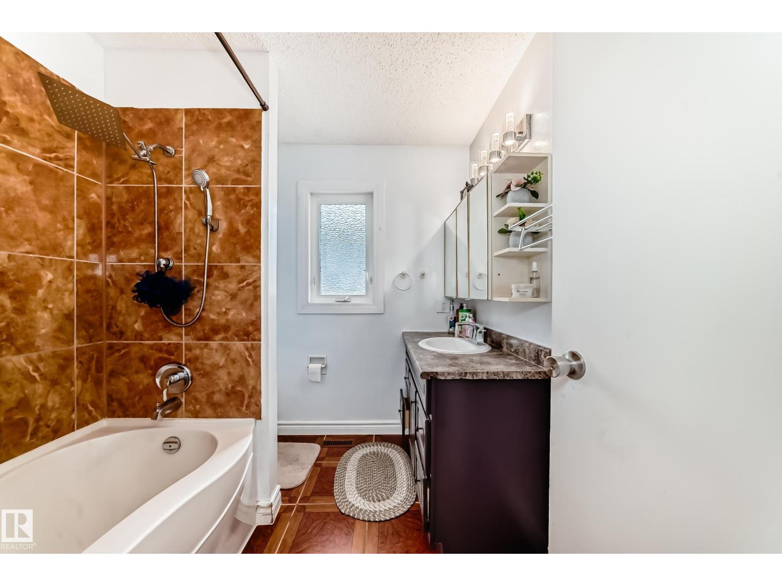 Photo 16 of 7612 189 St Nw, Edmonton AB