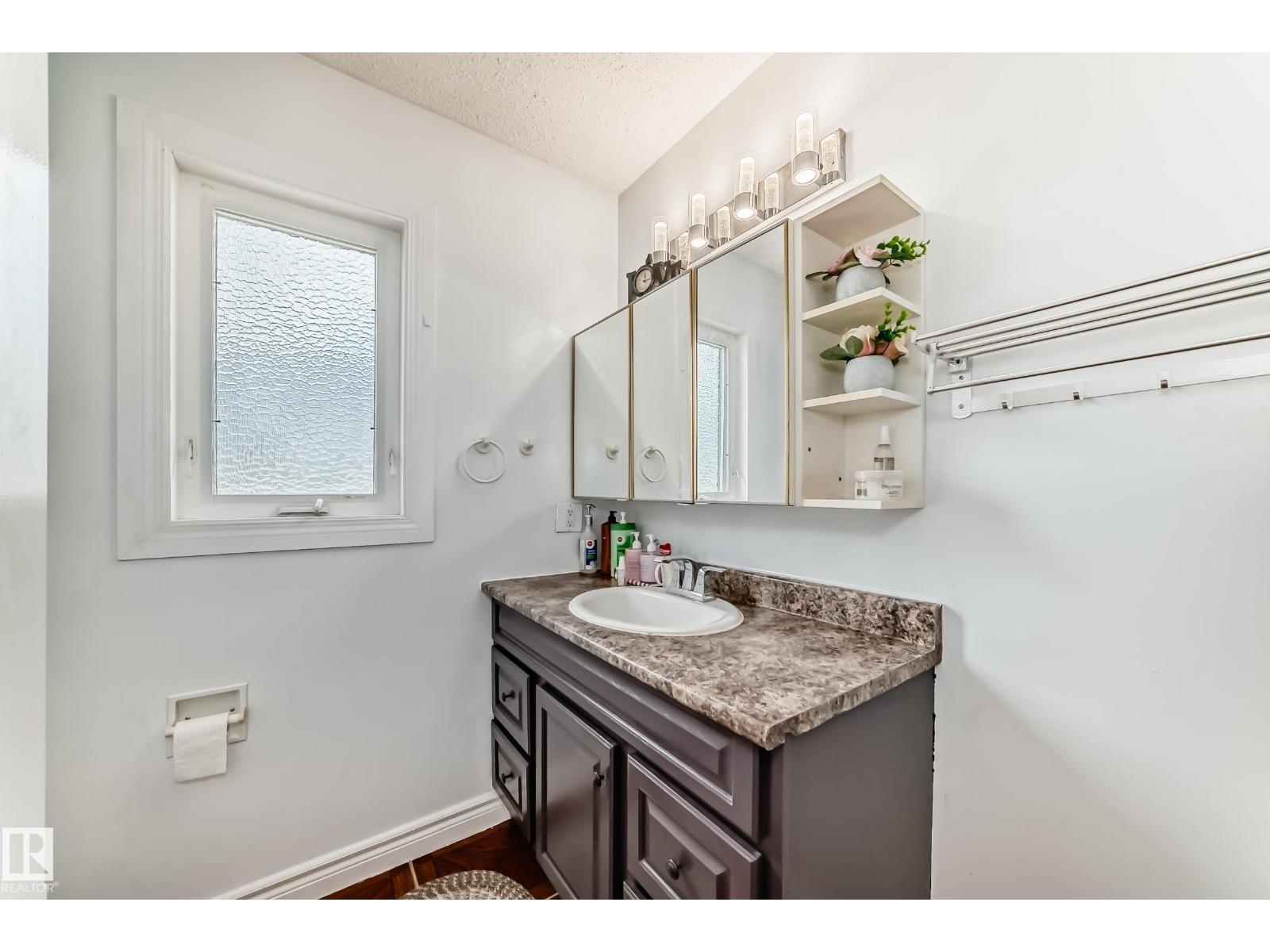Photo 18 of 7612 189 St Nw, Edmonton AB