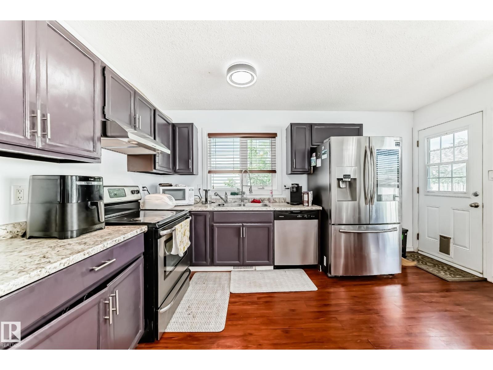 Photo 2 of 7612 189 St Nw, Edmonton AB