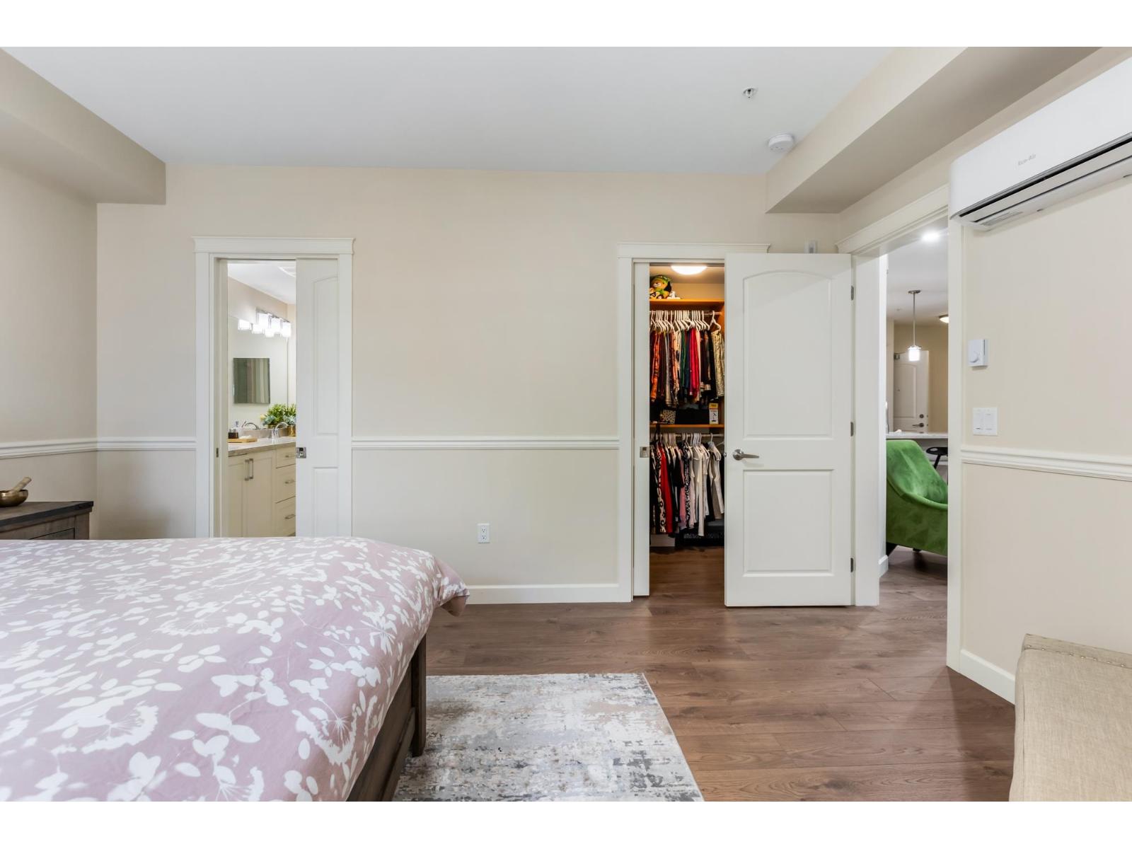 Photo 5 of 307 14588 Mcdougall Drive, Surrey BC