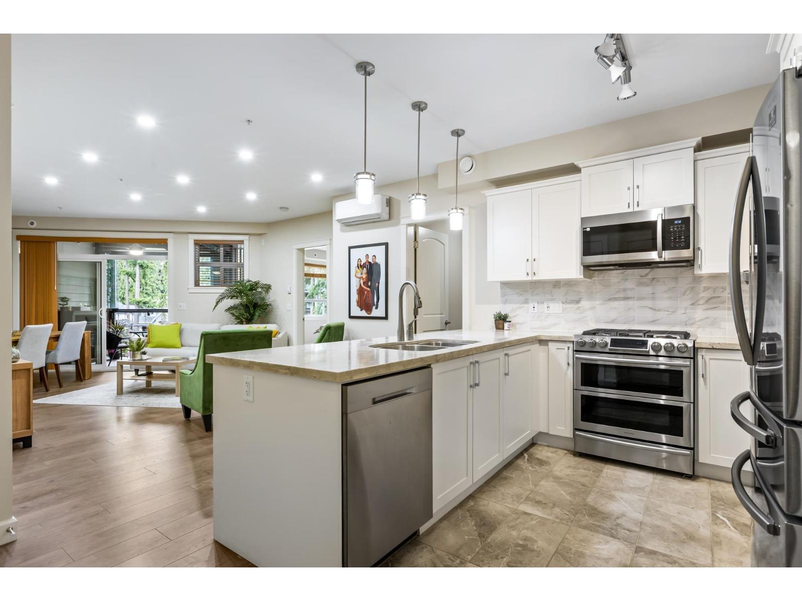 Photo 10 of 307 14588 Mcdougall Drive, Surrey BC