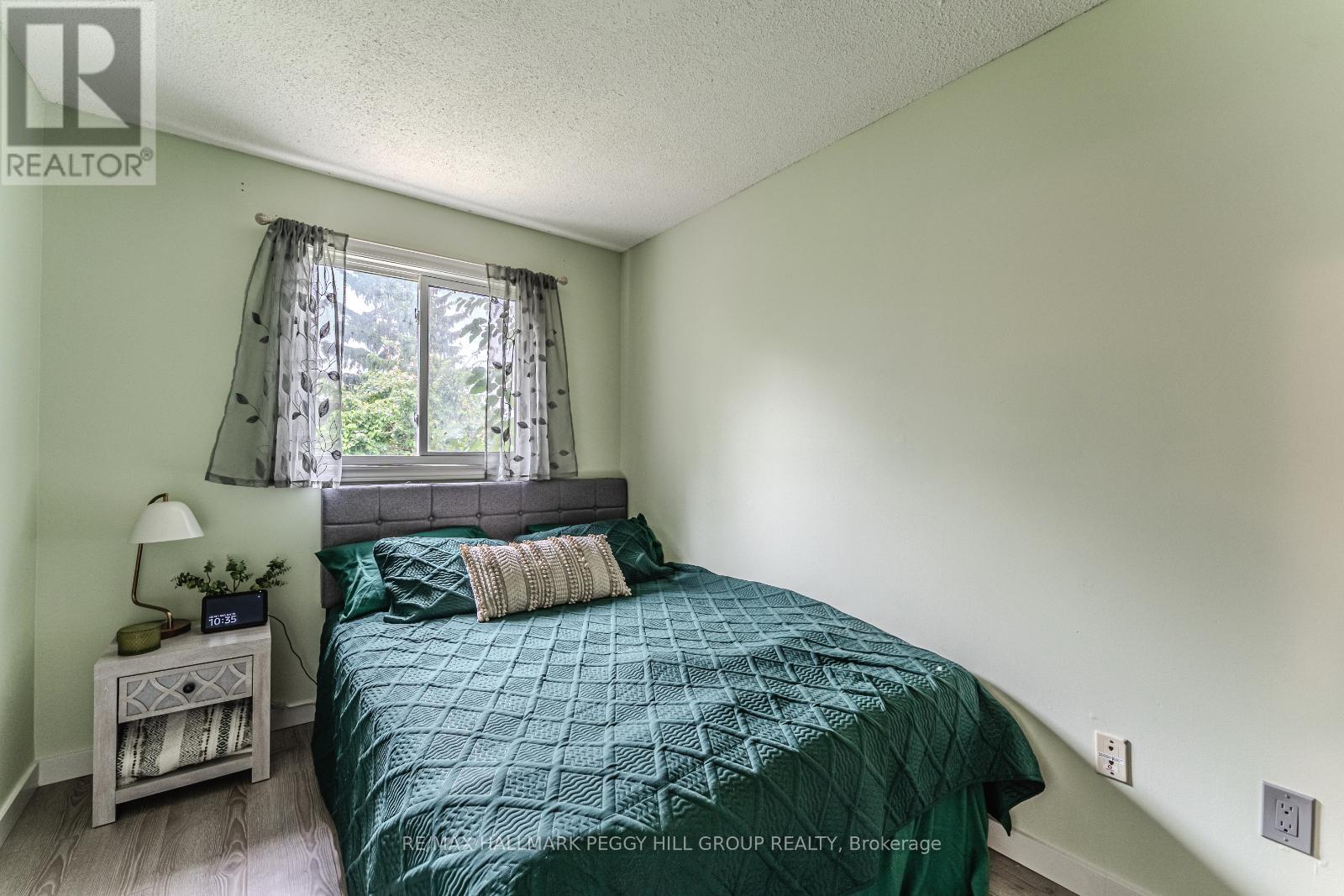 Photo 6 of 69 Fox Run, Barrie ON