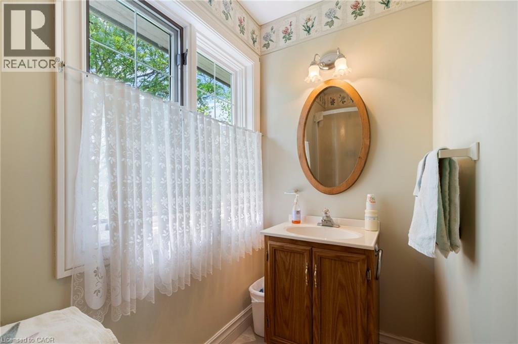 Photo 37 of 402 Progreston Road, Hamilton ON