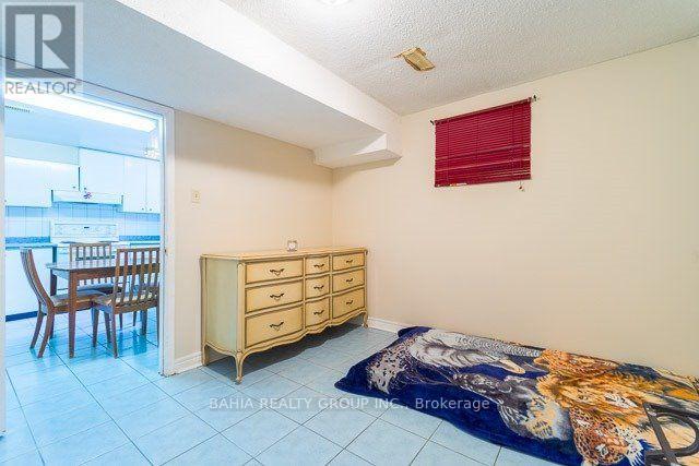 Photo 9 of 14 Newlyn Crescent, Brampton ON