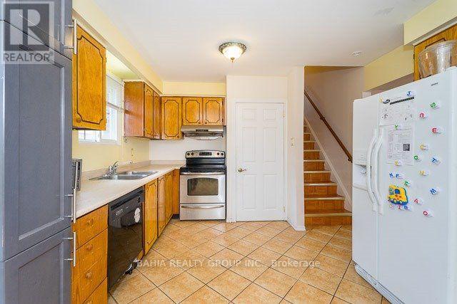 Photo 7 of 14 Newlyn Crescent, Brampton ON