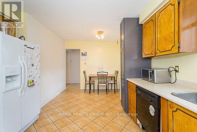 Photo 5 of 14 Newlyn Crescent, Brampton ON