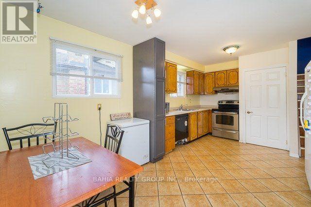 Photo 16 of 14 Newlyn Crescent, Brampton ON