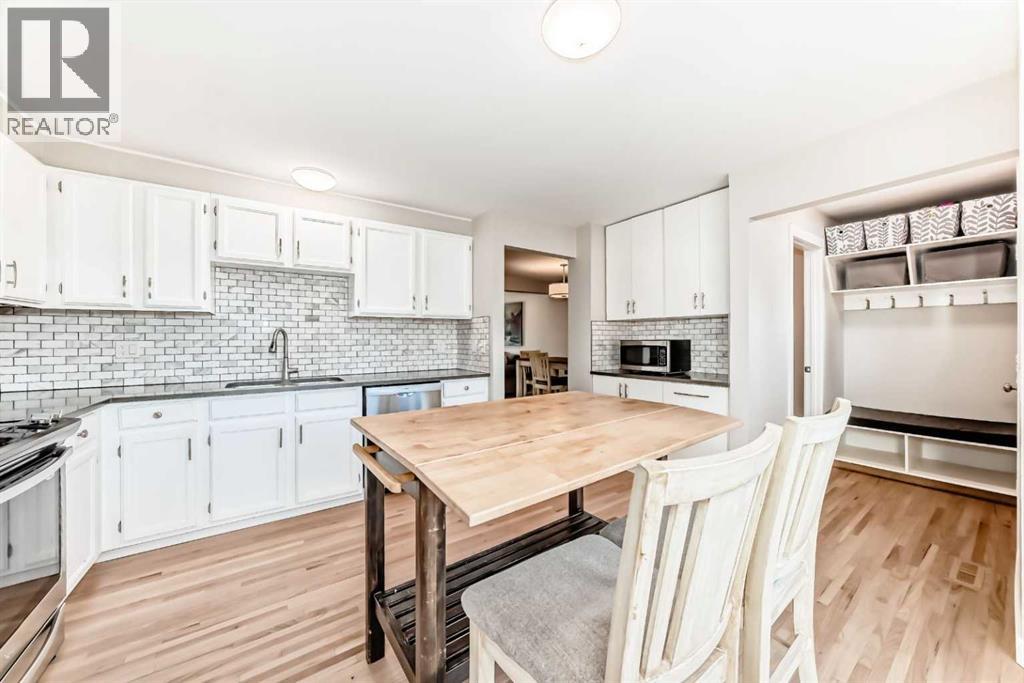 Photo 12 of 51 Strathearn Crescent Sw, Calgary AB