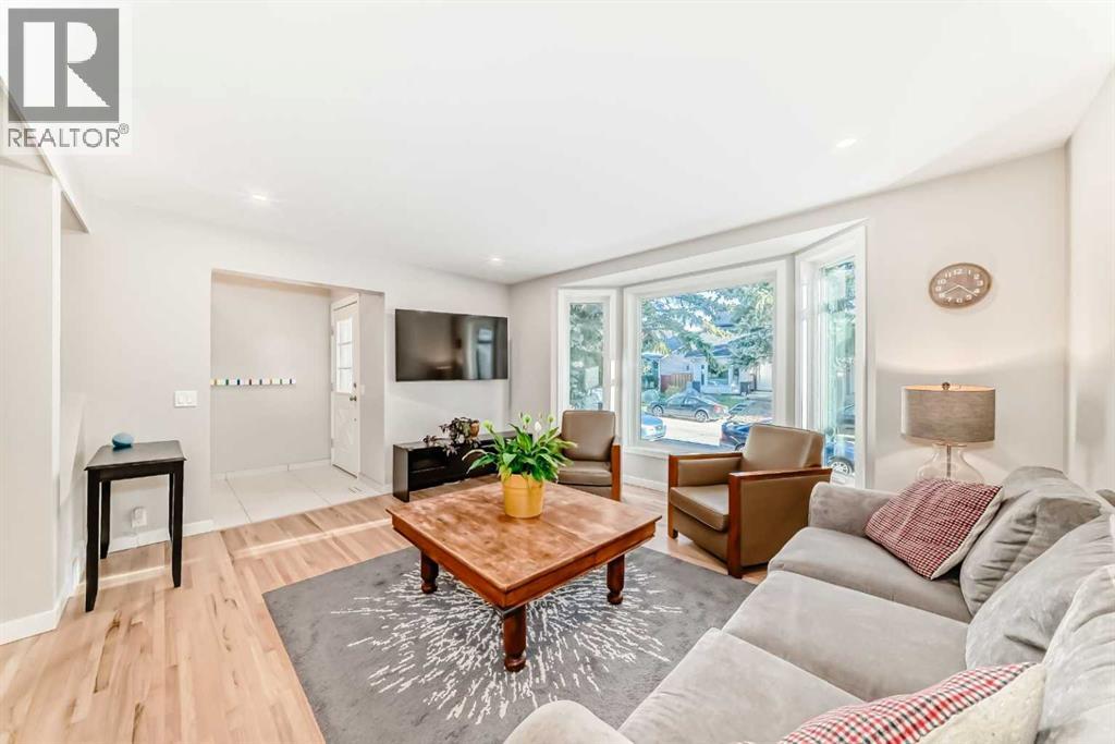 Photo 17 of 51 Strathearn Crescent Sw, Calgary AB
