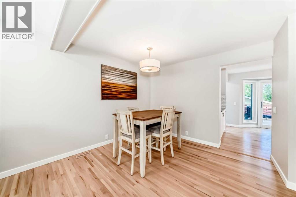 Photo 13 of 51 Strathearn Crescent Sw, Calgary AB
