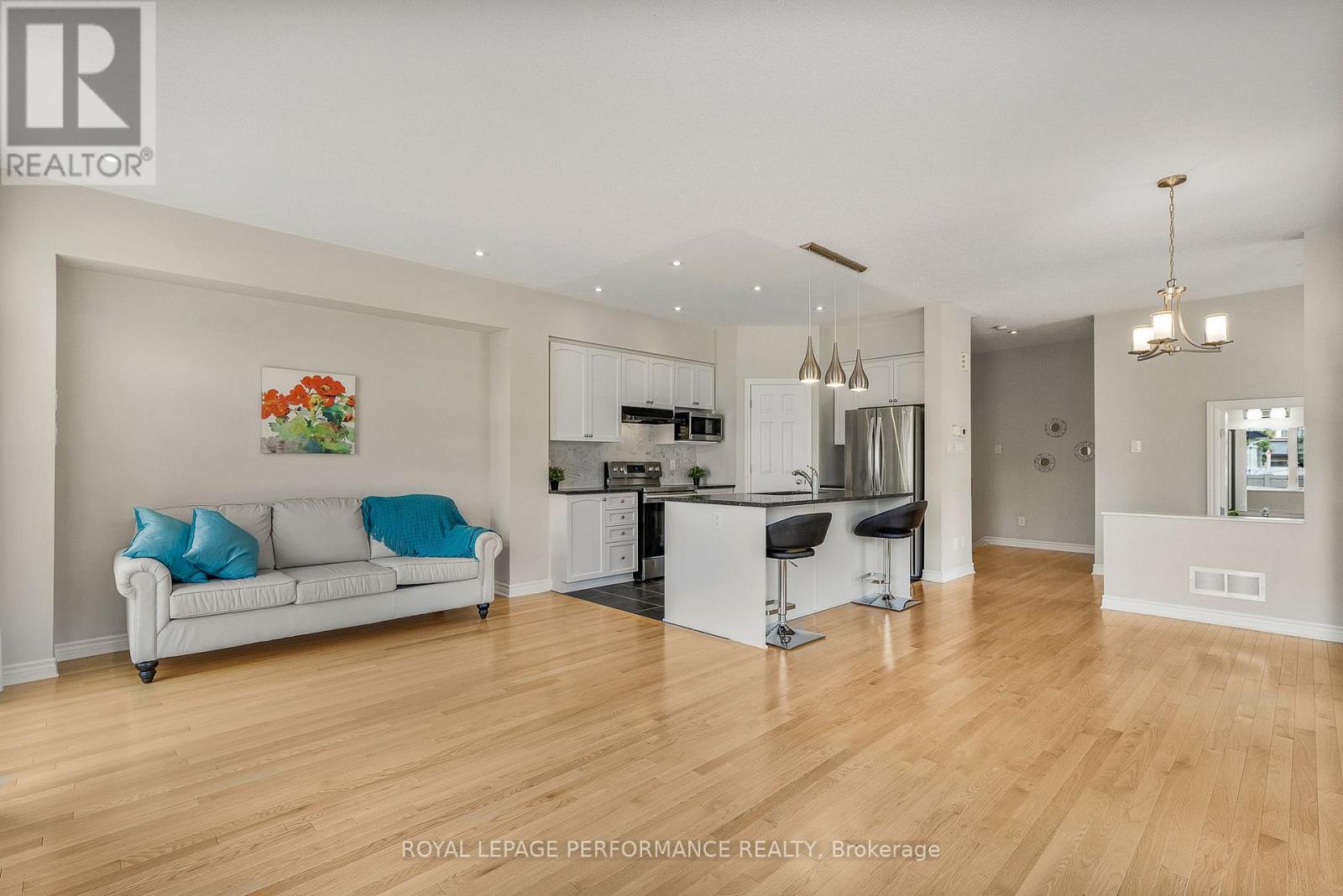 Photo 10 of 328 Ballinville Circle, Ottawa ON