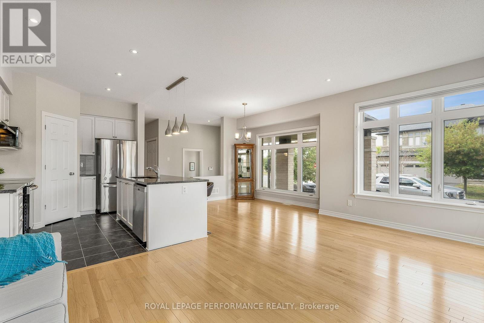 Photo 11 of 328 Ballinville Circle, Ottawa ON