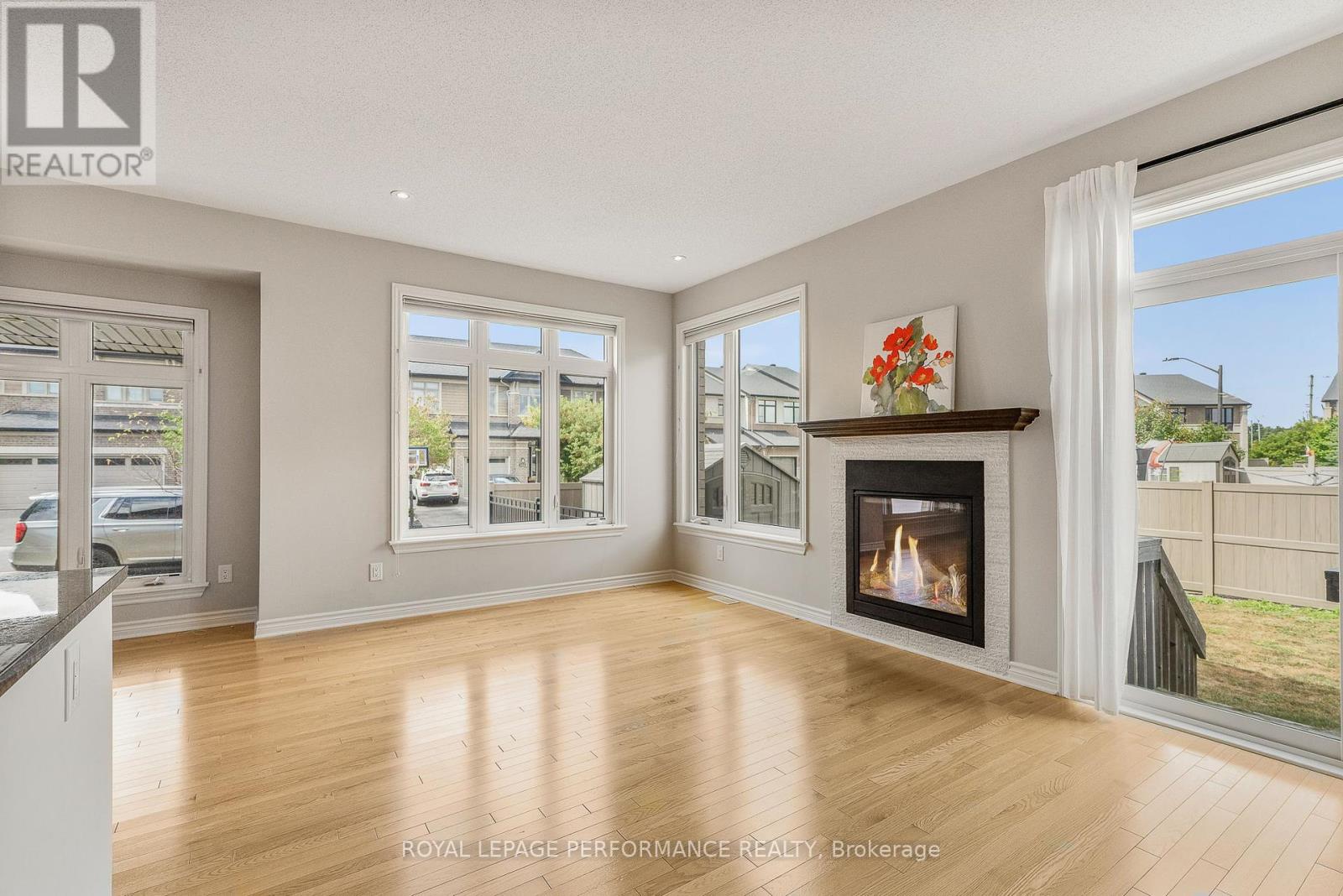 Photo 12 of 328 Ballinville Circle, Ottawa ON