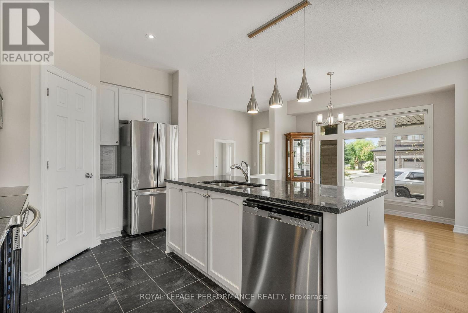 Photo 13 of 328 Ballinville Circle, Ottawa ON