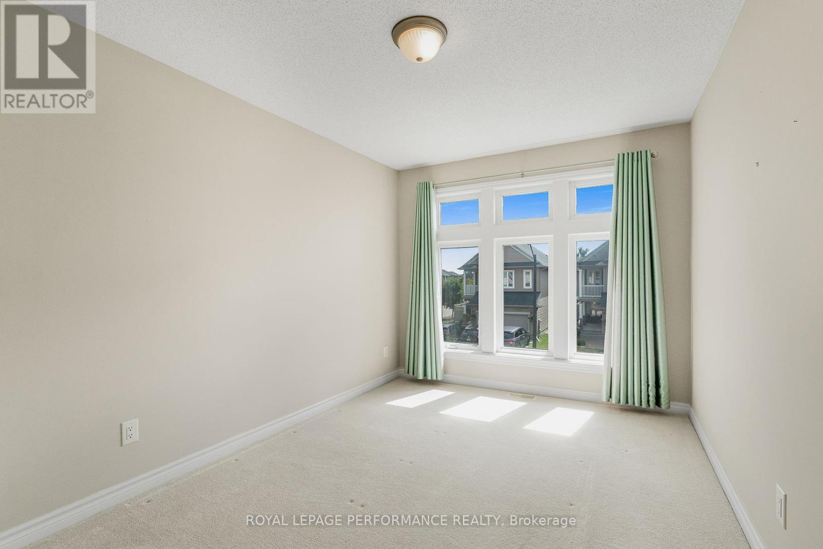 Photo 17 of 328 Ballinville Circle, Ottawa ON