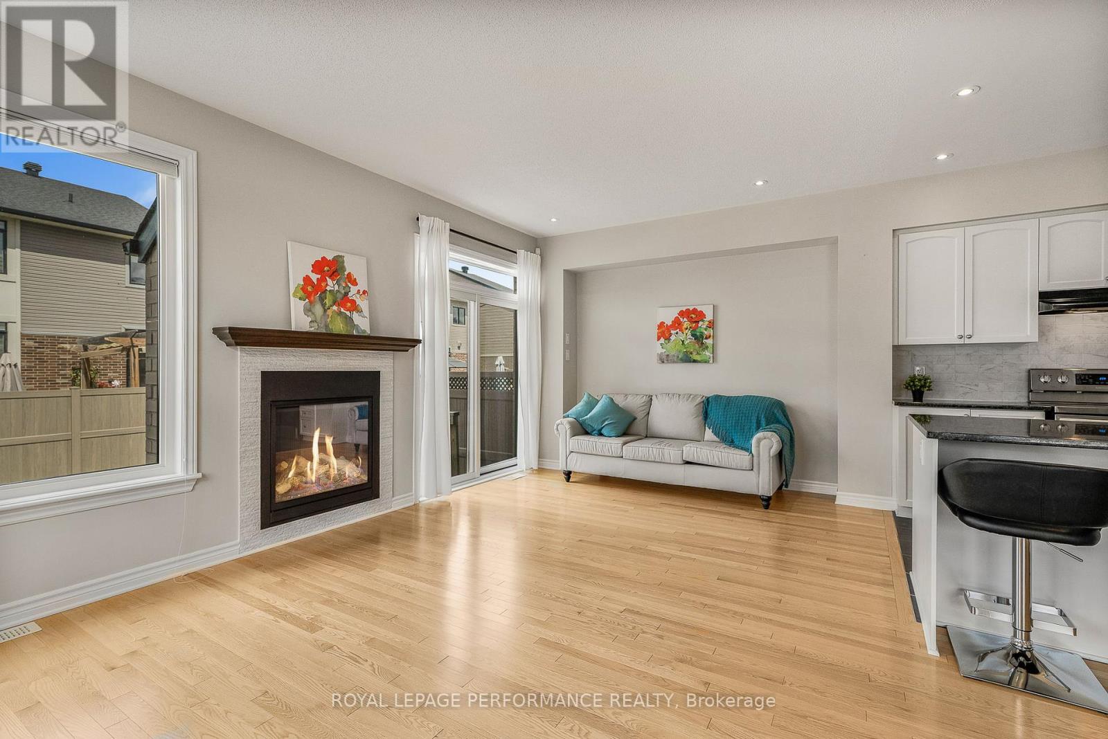Photo 9 of 328 Ballinville Circle, Ottawa ON