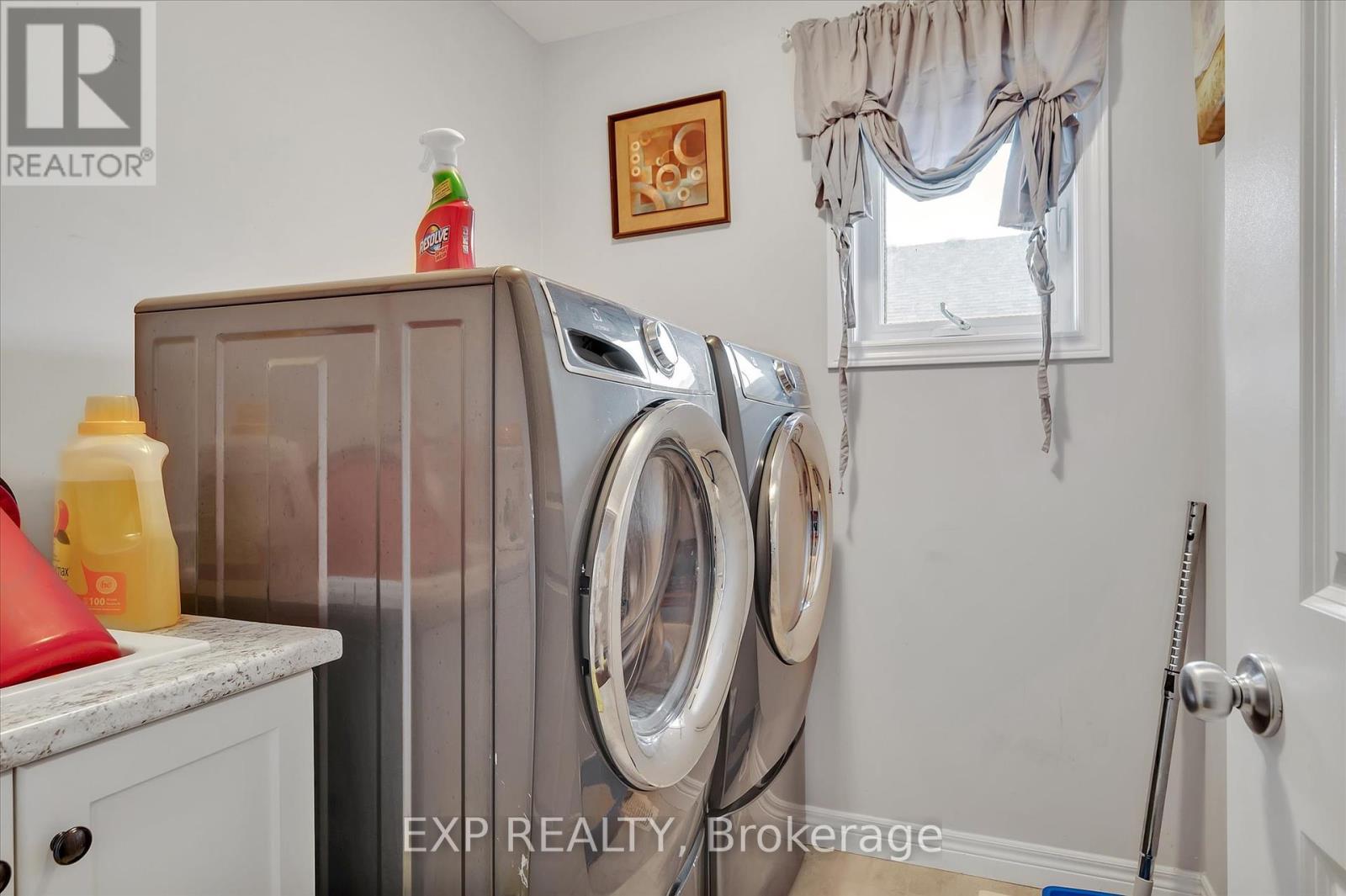 Photo 23 of 29 Darrell Drain Crescent, Asphodelnorwood ON