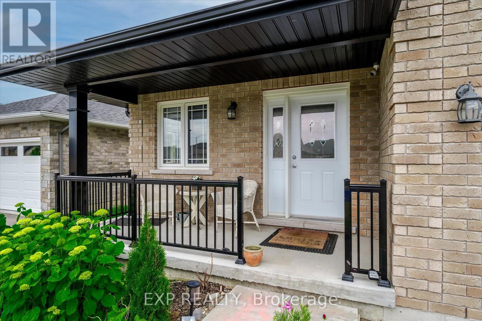 Photo 4 of 29 Darrell Drain Crescent, Asphodelnorwood ON