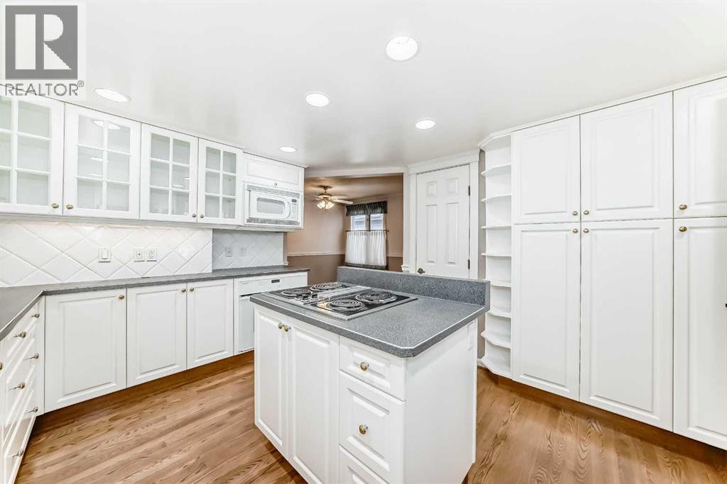 Photo 15 of 22 Wood Crescent Sw, Calgary AB