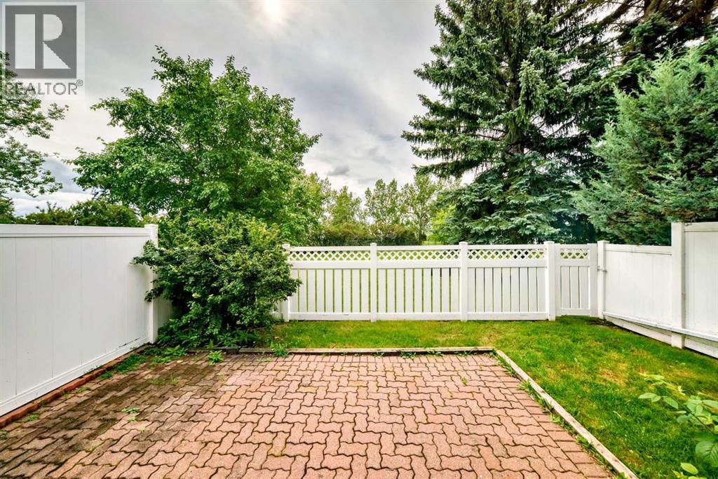 Photo 24 of 22 Wood Crescent Sw, Calgary AB