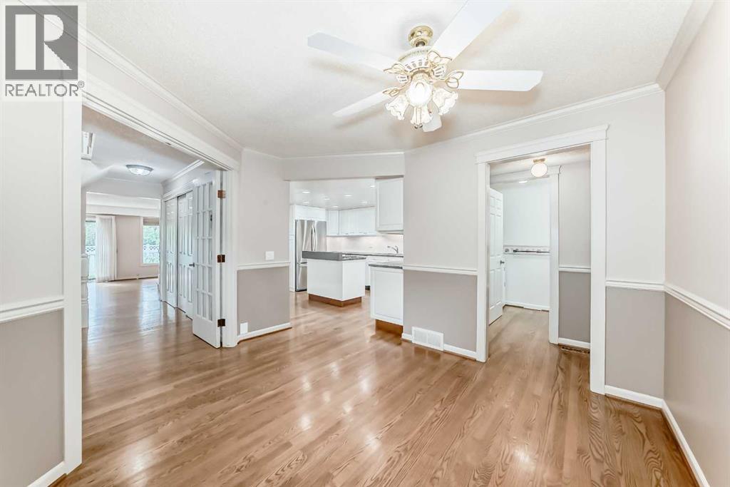 Photo 4 of 22 Wood Crescent Sw, Calgary AB