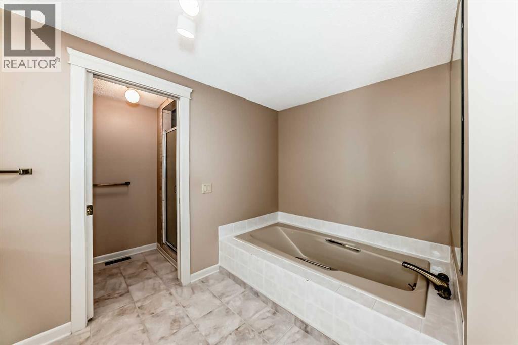 Photo 36 of 22 Wood Crescent Sw, Calgary AB