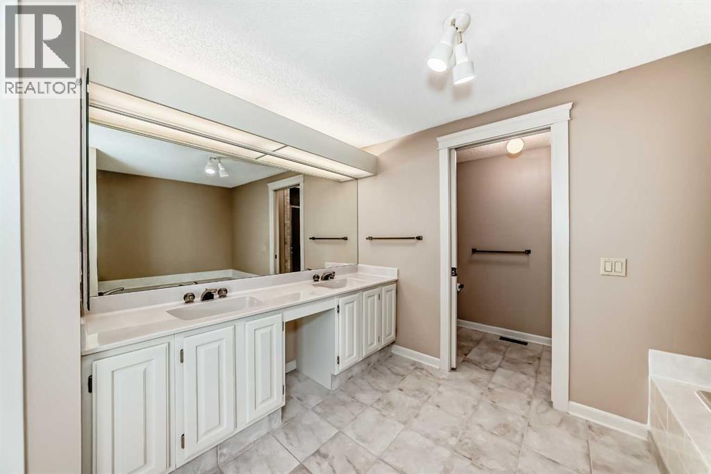Photo 35 of 22 Wood Crescent Sw, Calgary AB