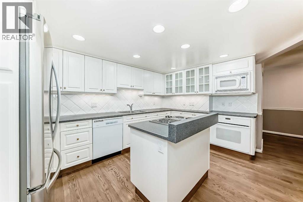 Photo 8 of 22 Wood Crescent Sw, Calgary AB