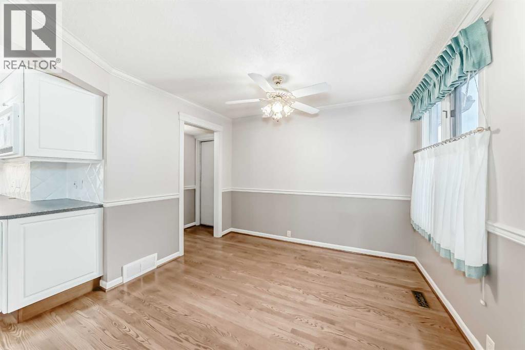 Photo 5 of 22 Wood Crescent Sw, Calgary AB