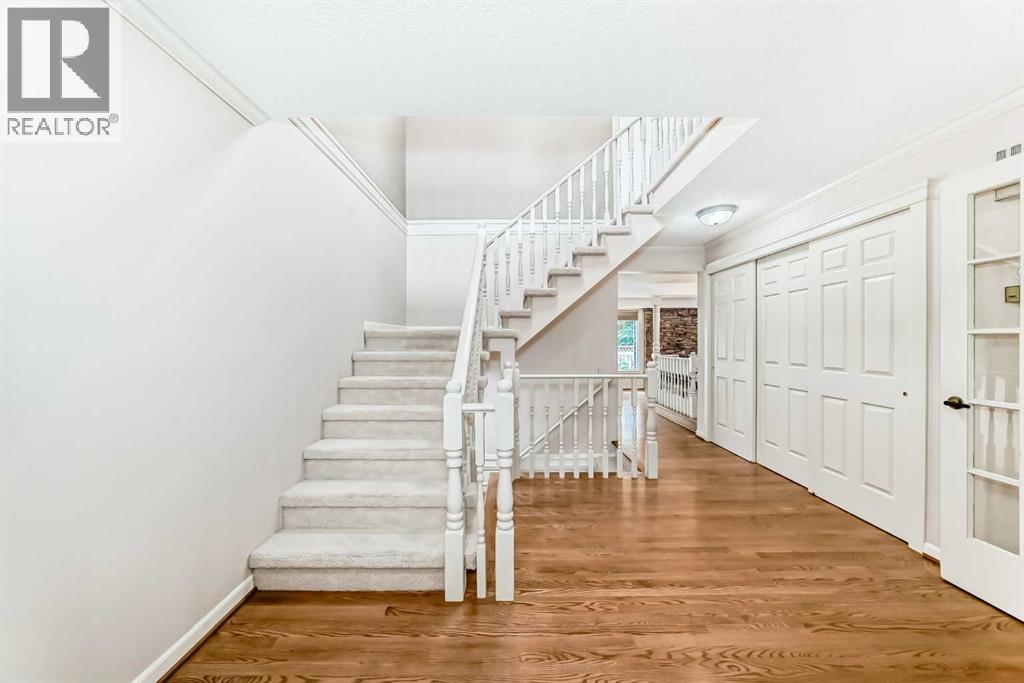 Photo 3 of 22 Wood Crescent Sw, Calgary AB