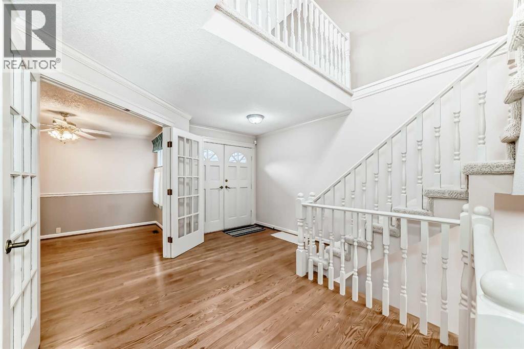 Photo 2 of 22 Wood Crescent Sw, Calgary AB