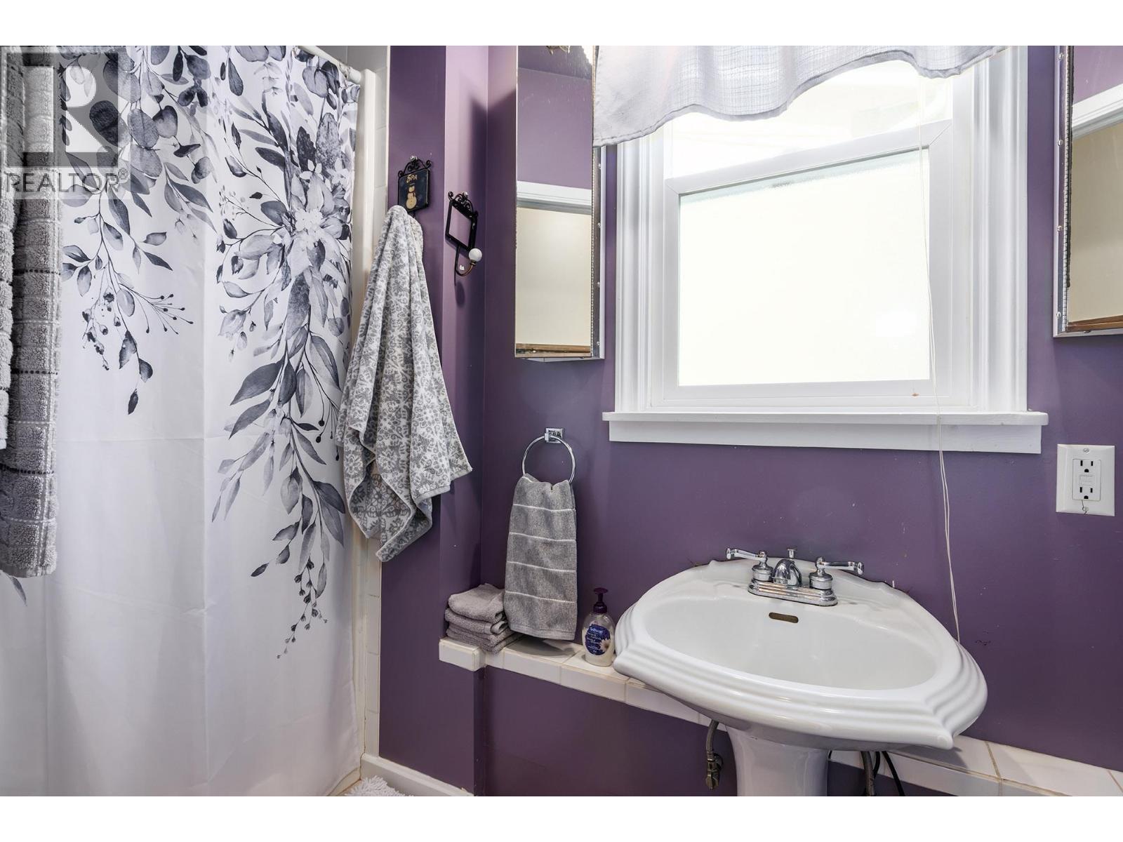 Photo 2 of 1419 Cherry Crescent W, Kelowna BC
