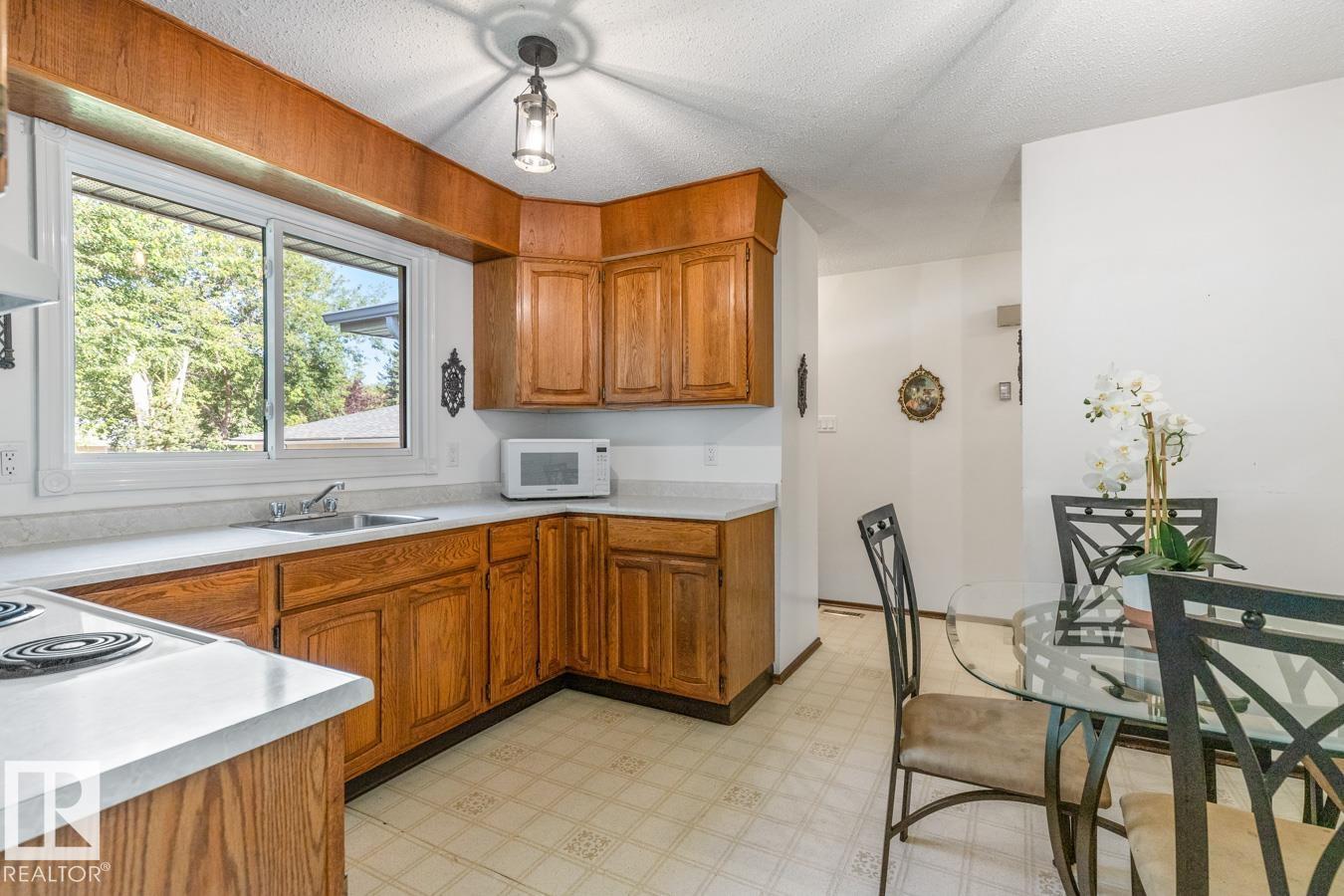 Photo 15 of 6 Strathcona Pl, Sherwood Park AB