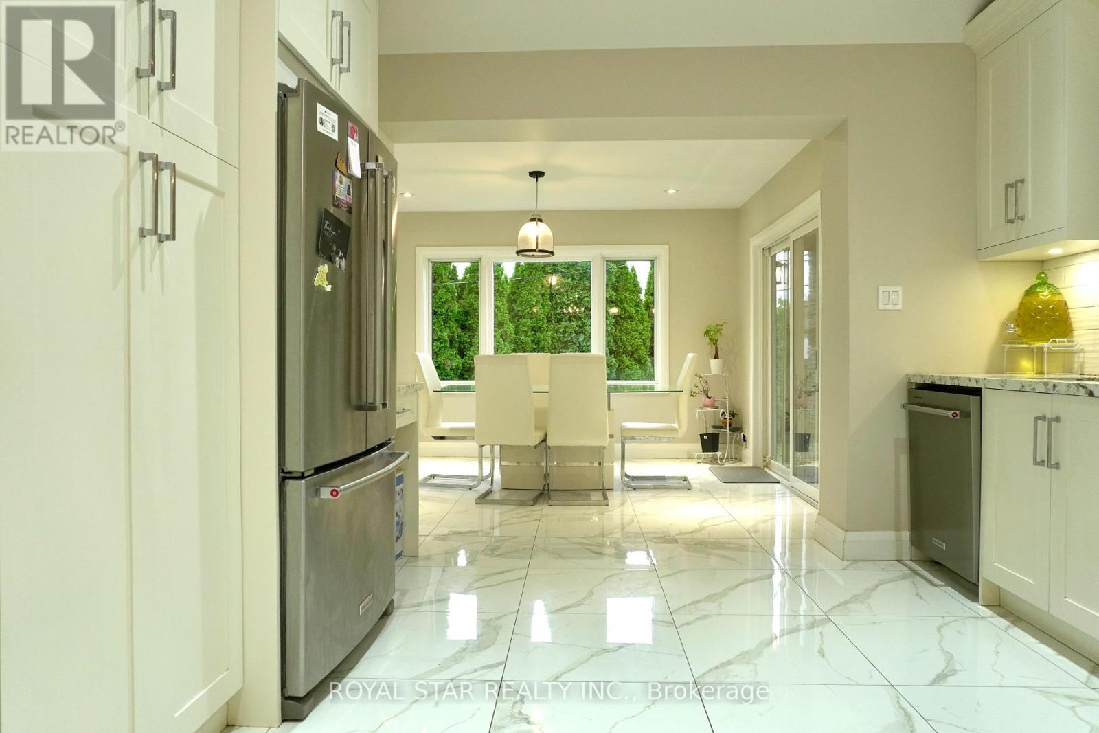 Photo 12 of 27 Matlock Avenue, Mississauga ON